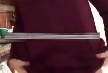 Balıketli kadın mutfakta soyunuyor