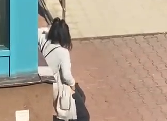 Türk Kız Sokakta Masturbasyon Yapıyor