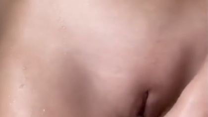 Merve Taşkın Duşda Dildo Sokuyor
