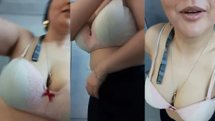 Türbanlı Milf Şirket Tuvaletinde Soyunuyor